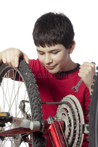 修理自行车的男孩