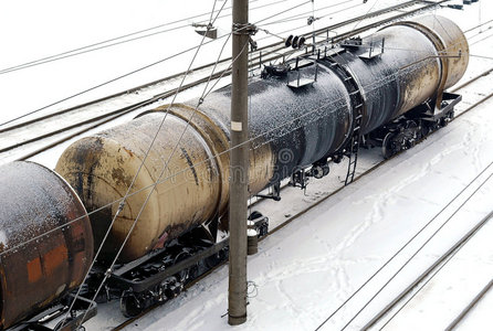 火车 货运 下雪 轨道 污垢 行业 栏杆 电缆 航运 大道