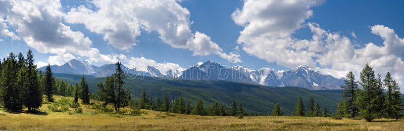 俄罗斯阿尔泰北部丘雅山脉全景图