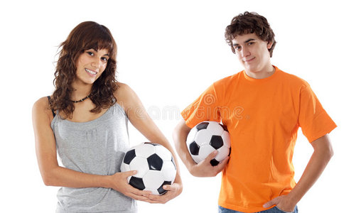 两个青少年拿着足球