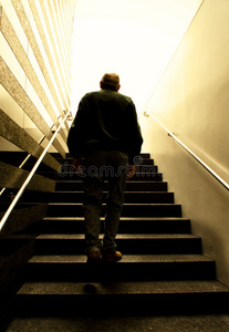 老人爬楼梯进光里图片