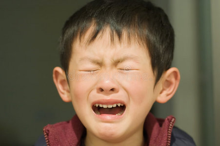 孩子的表情哭泣的孩子干草发烧的孩子小而生病的哭泣的蹒跚学步的孩子