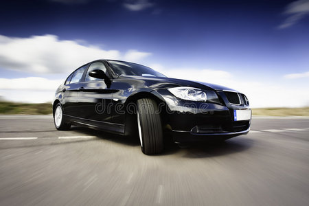 行驶中的黑车照片