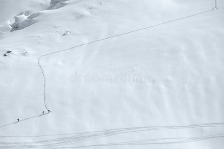 在新雪中滑雪登山