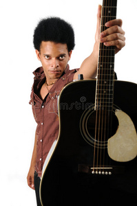 持吉他的非洲男子图片
