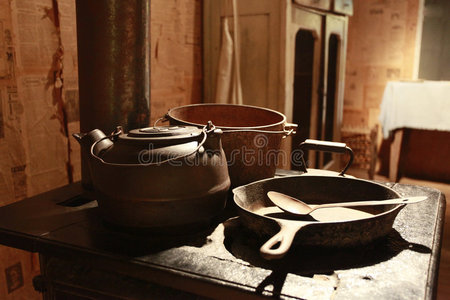 有锅碗瓢盆的旧炉子照片