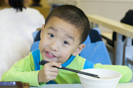 中国小孩吃早餐