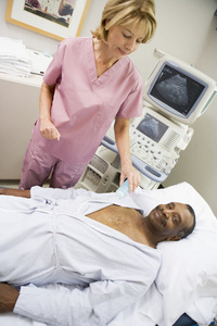 护士对病人进行超声检查