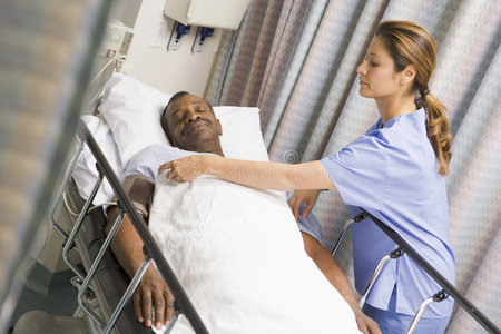 照顾病人图片