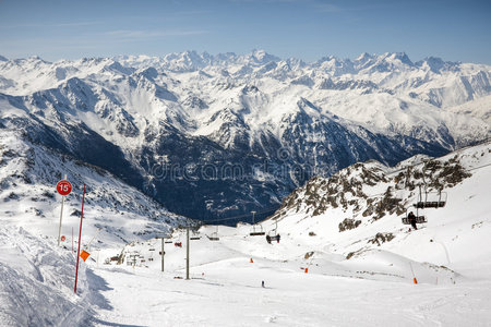 冬季阿尔卑斯山风景从滑雪胜地瓦尔索伦斯