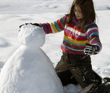 小女孩和雪人合影