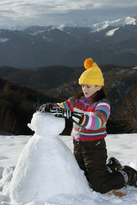 小女孩和雪人合影