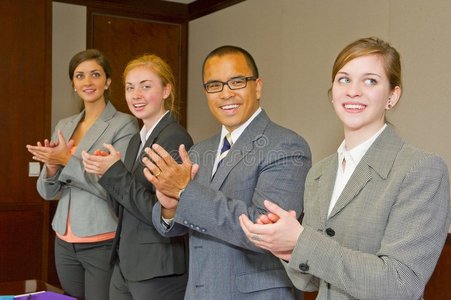 全队全队起立鼓掌照片