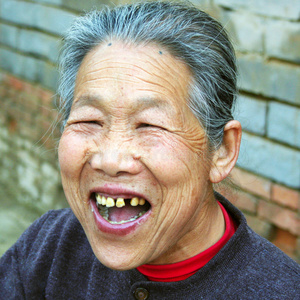 中国老太太吃饭图片