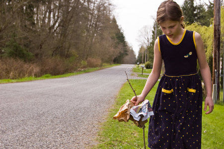 小女孩清理路边环境图片