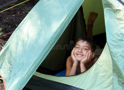 微笑的男孩从帐篷里看