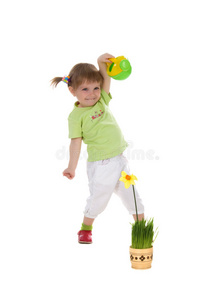 可爱的小女孩在给黄花浇水