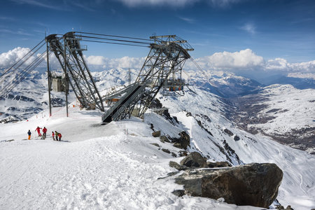 冬季阿尔卑斯山风景从滑雪胜地瓦尔索伦斯