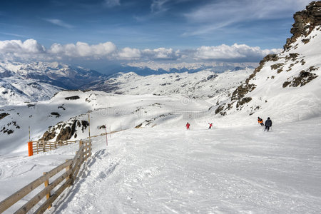 冬季阿尔卑斯山风景从滑雪胜地瓦尔索伦斯