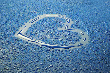 小小的心断路器小小的心在蓝色的小水滴之间照片