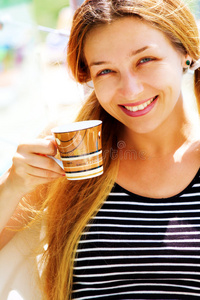 美丽微笑的女人和咖啡杯