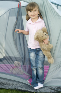帐篷里的小女孩