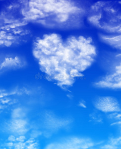 蓝天白云下的心照片