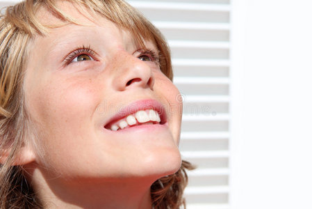 背景美丽的妇女和儿童女孩的小帮手在家里洗衣服时玩得开心, 微笑着