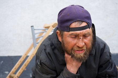 流浪汉 疾病 抑郁 酗酒 残疾人 醉的 寒冷的 男人 被遗弃的