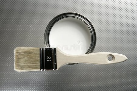 油漆刷和白色油漆罐