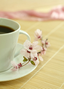 一杯咖啡和粉红色的花