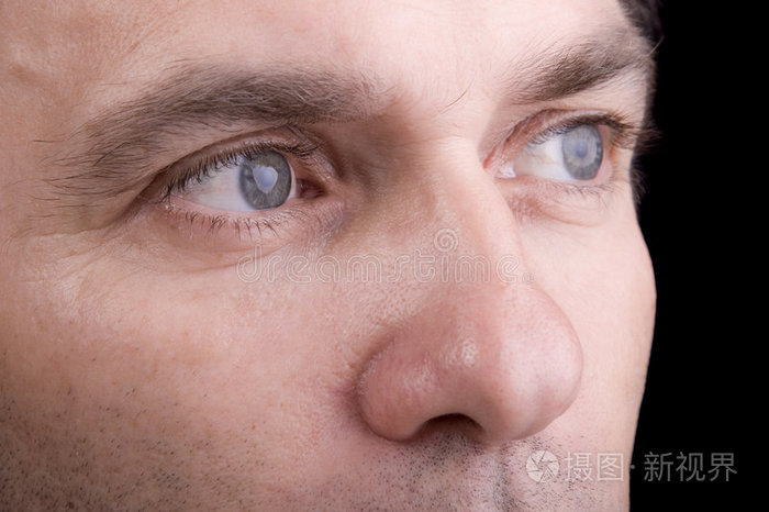 用蓝色的眼睛非常清晰地特写男人的脸