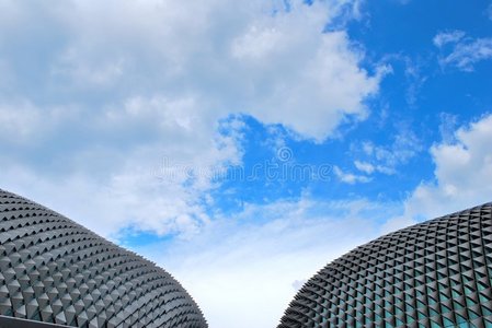 天空背景下的独特建筑图片