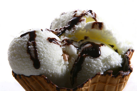 巧克力果酱冰淇淋