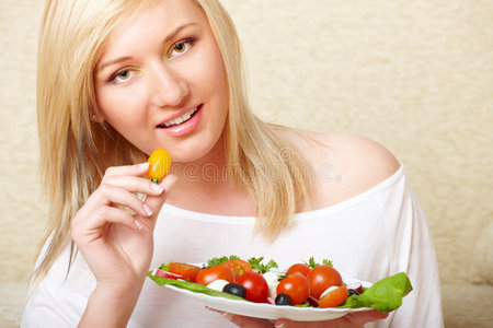 女性食用健康食品，希腊色拉