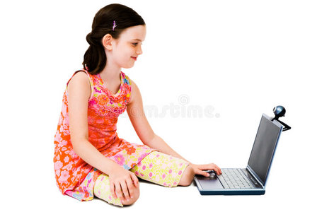 微笑的女孩用笔记本电脑