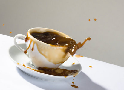 泼洒的热咖啡照片