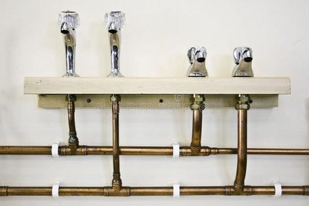 冷热水龙头和水管照片