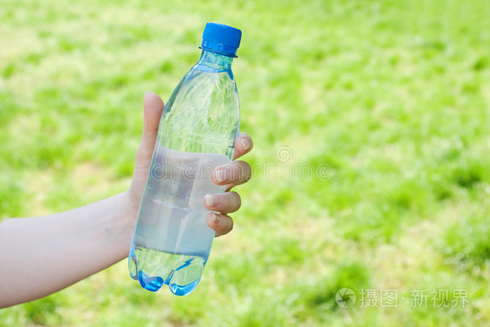 水中人黑底绿松石水标志瓶子和塑料玻璃金鱼跳马提尼杯口渴的?