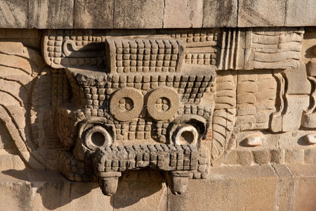 古印度金字塔上的神像照片