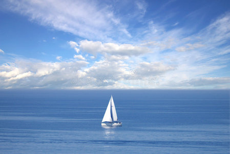 无边无际的白色孤帆海上孤舟无边无际的白色孤帆在海洋中的渔夫海上