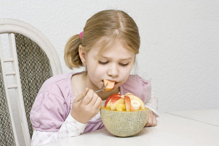 女孩吃水果沙拉图片