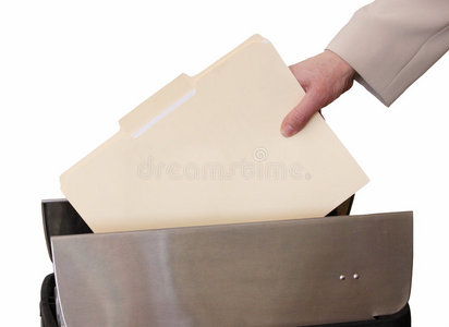 妇女用手把空白文件塞进垃圾桶