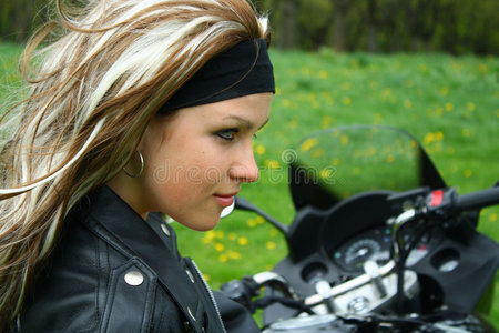 骑摩托车的女士