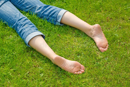 草丛中的女人腿