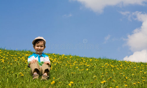 男孩坐在草地上