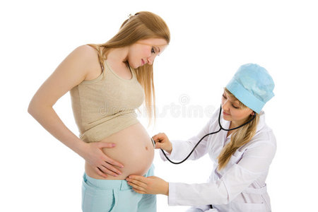 医生用听诊器检查孕妇