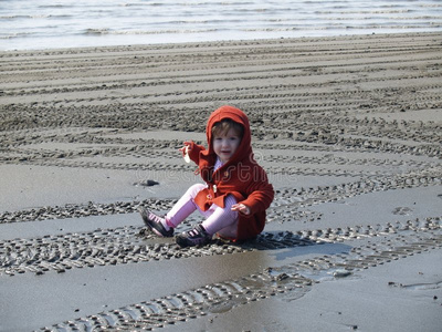 坐在泥里的小女孩照片