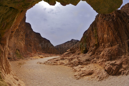 以色列引人注目的黑峡谷