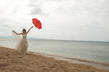 带着阳伞的新娘